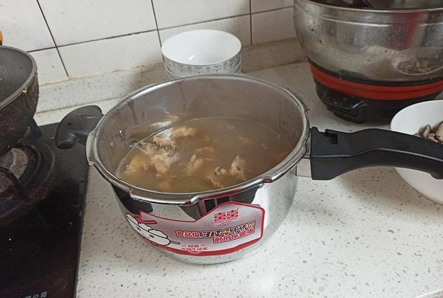 鸡肉配上香菇,放在高压锅中简单一炖,出锅后全家人都吃嗨了休闲区蓝鸢梦想 - Www.slyday.coM 鸡肉配上香菇,放在高压锅中简单一炖,出锅后全家人都吃嗨了休闲区蓝鸢梦想 - Www.slyday.coM