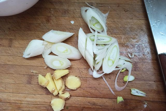 鸡肉配上香菇,放在高压锅中简单一炖,出锅后全家人都吃嗨了休闲区蓝鸢梦想 - Www.slyday.coM 鸡肉配上香菇,放在高压锅中简单一炖,出锅后全家人都吃嗨了休闲区蓝鸢梦想 - Www.slyday.coM