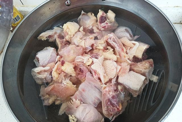 鸡肉配上香菇,放在高压锅中简单一炖,出锅后全家人都吃嗨了休闲区蓝鸢梦想 - Www.slyday.coM 鸡肉配上香菇,放在高压锅中简单一炖,出锅后全家人都吃嗨了休闲区蓝鸢梦想 - Www.slyday.coM