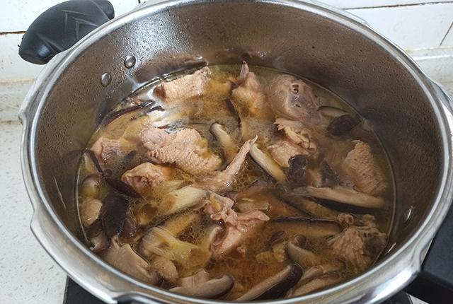 鸡肉配上香菇,放在高压锅中简单一炖,出锅后全家人都吃嗨了休闲区蓝鸢梦想 - Www.slyday.coM 鸡肉配上香菇,放在高压锅中简单一炖,出锅后全家人都吃嗨了休闲区蓝鸢梦想 - Www.slyday.coM