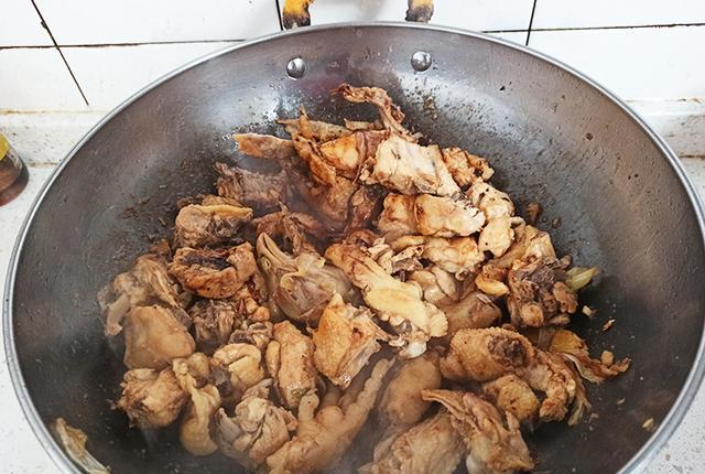 鸡肉配上香菇,放在高压锅中简单一炖,出锅后全家人都吃嗨了休闲区蓝鸢梦想 - Www.slyday.coM 鸡肉配上香菇,放在高压锅中简单一炖,出锅后全家人都吃嗨了休闲区蓝鸢梦想 - Www.slyday.coM