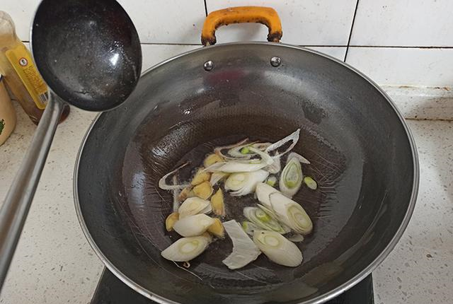 鸡肉配上香菇,放在高压锅中简单一炖,出锅后全家人都吃嗨了休闲区蓝鸢梦想 - Www.slyday.coM 鸡肉配上香菇,放在高压锅中简单一炖,出锅后全家人都吃嗨了休闲区蓝鸢梦想 - Www.slyday.coM