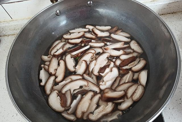 鸡肉配上香菇,放在高压锅中简单一炖,出锅后全家人都吃嗨了休闲区蓝鸢梦想 - Www.slyday.coM 鸡肉配上香菇,放在高压锅中简单一炖,出锅后全家人都吃嗨了休闲区蓝鸢梦想 - Www.slyday.coM