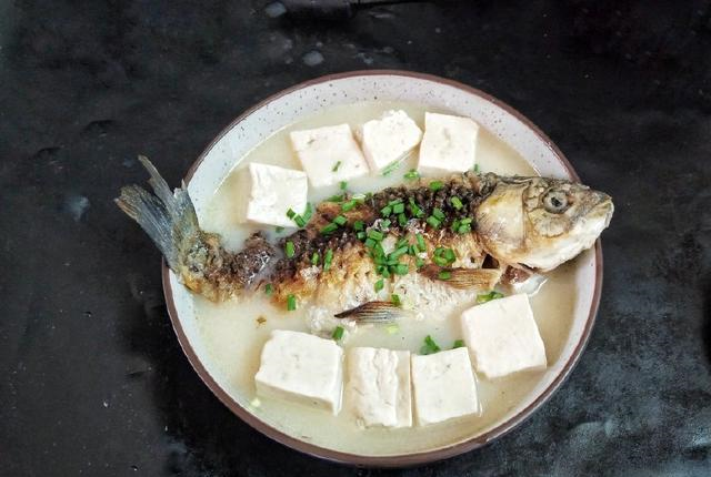在家做鲫鱼豆腐汤记住这3点鱼肉嫩汤又鲜还没腥味