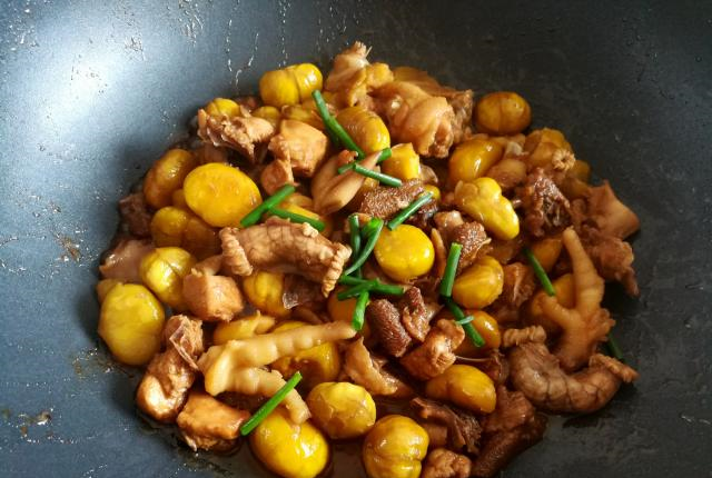 做板栗炖鸡板栗一翻就碎教你一招板栗颗颗完整软糯香甜