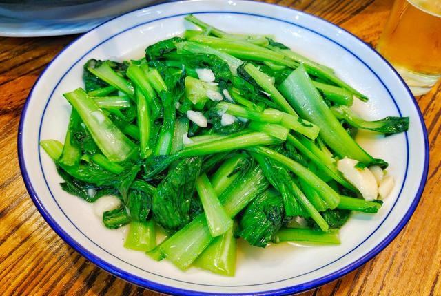 [蒜泥小青菜]小圆无论炒什么青菜都和老妈一样,不喜欢在里面加蒜泥之