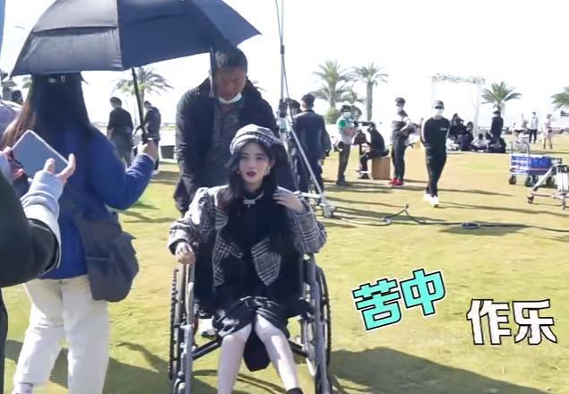 鞠婧祎拍戏膝盖摔伤坐轮椅被嘲太夸张带伤拍戏就是敬业