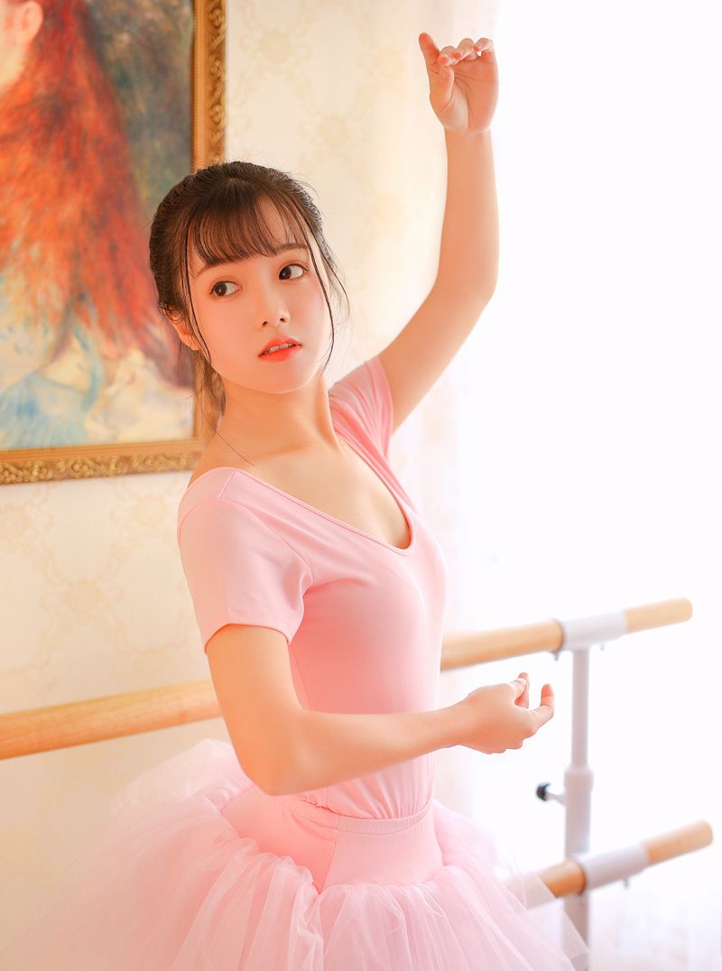 芭蕾舞少女俏皮麻花辫甜美脸蛋,清纯养眼!