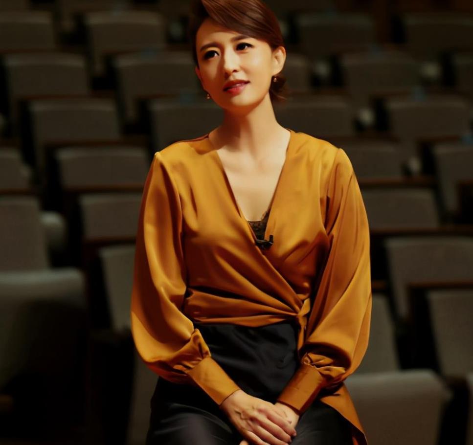 展现曼妙身材的同时,也多了几分温柔的味道,整体还是非常符合张蕾的