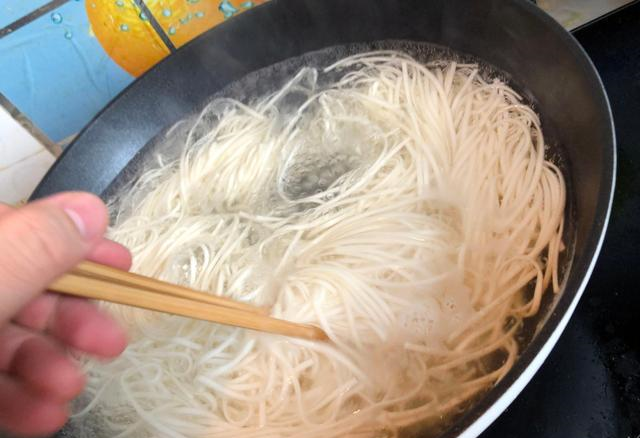 煮面条最忌开水下锅,面馆师傅透露"妙招",出锅爽滑