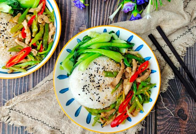 就近的地方,找了个和沙县小吃一样店面,老公点了一份青椒肉丝盖饭,小