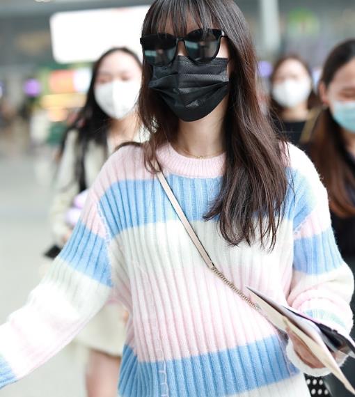 袁冰妍蓝粉白条纹毛衣 少女感满分甜美感爆表