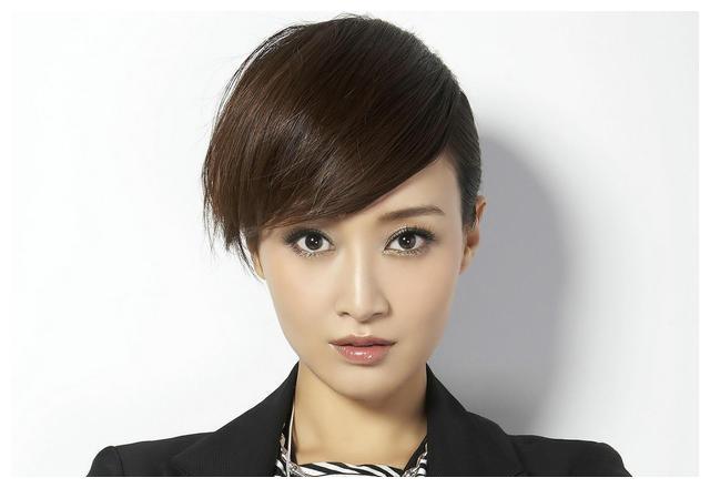 她24岁主持央视春晚,两个男人曾为她离婚,今43岁成豪门富太太!