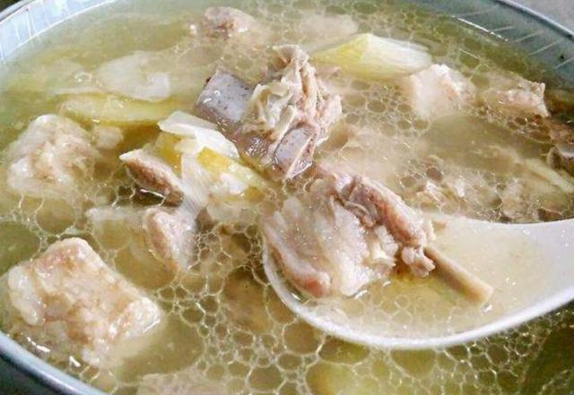 无论是炖牛肉还是羊肉,掌握这几个小技巧,肉汤鲜美不腥也不膻