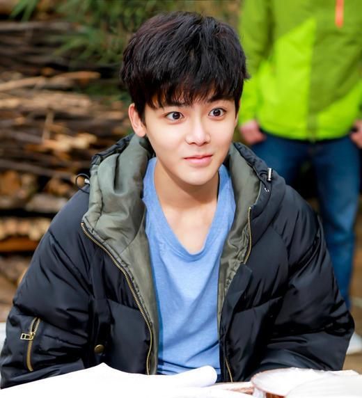 侯明昊有着青春阳光的气质,外表帅气的他,你喜欢吗?