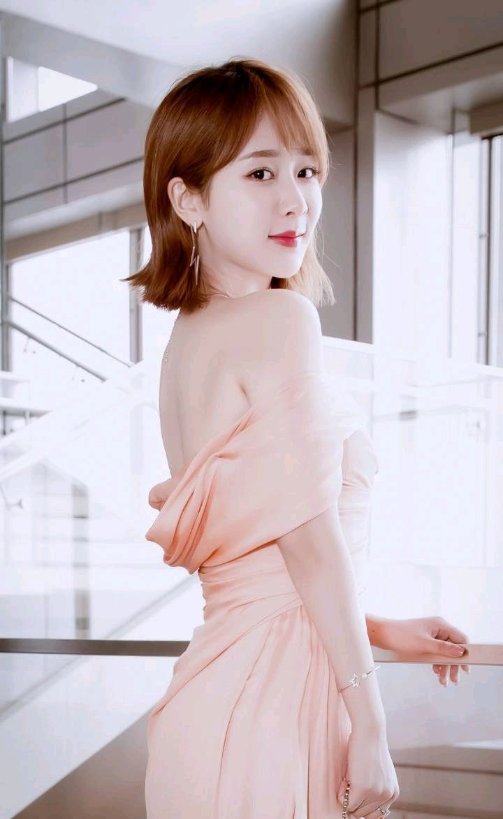 杨紫身材好有料,前凸后翘,玲珑有致