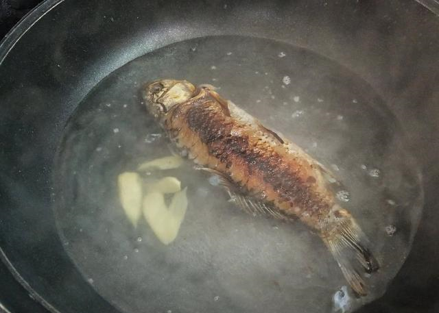 在家做鲫鱼豆腐汤记住这3点鱼肉嫩汤又鲜还没腥味