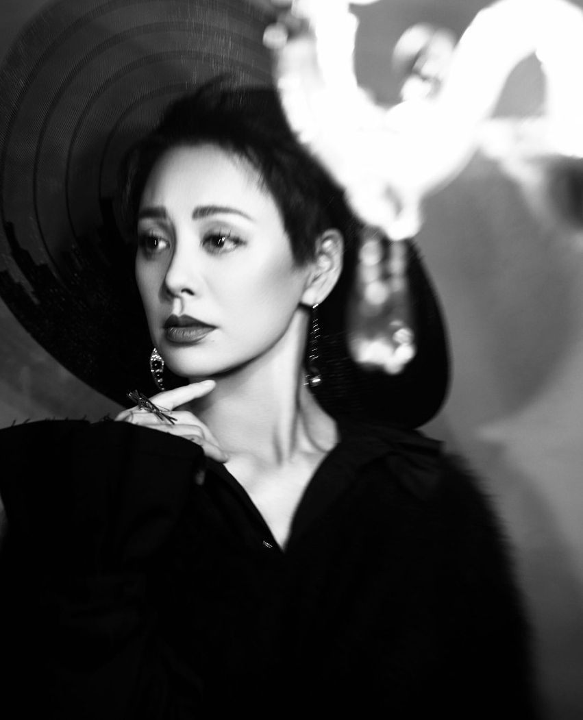 明星美照:图一宁静黑白写真,精致五官,落落大方!