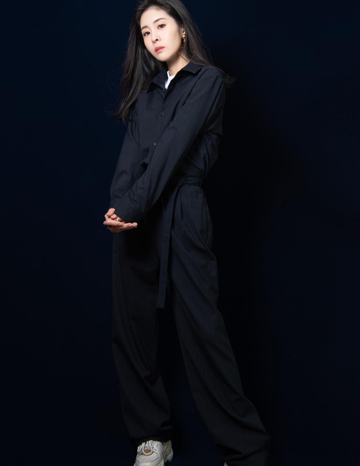 张碧晨身穿扎染套装,搭配黑色长筒靴,满满的甜酷气息