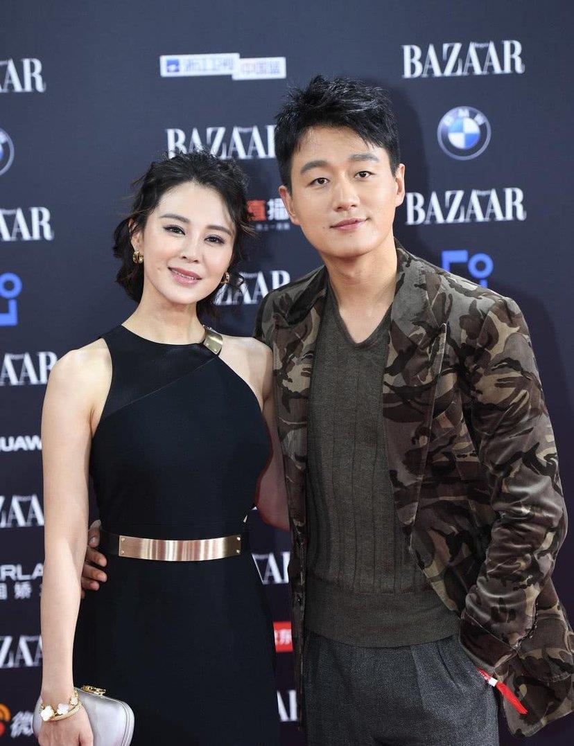 佟大为庆祝结婚13周年,幸福的一家