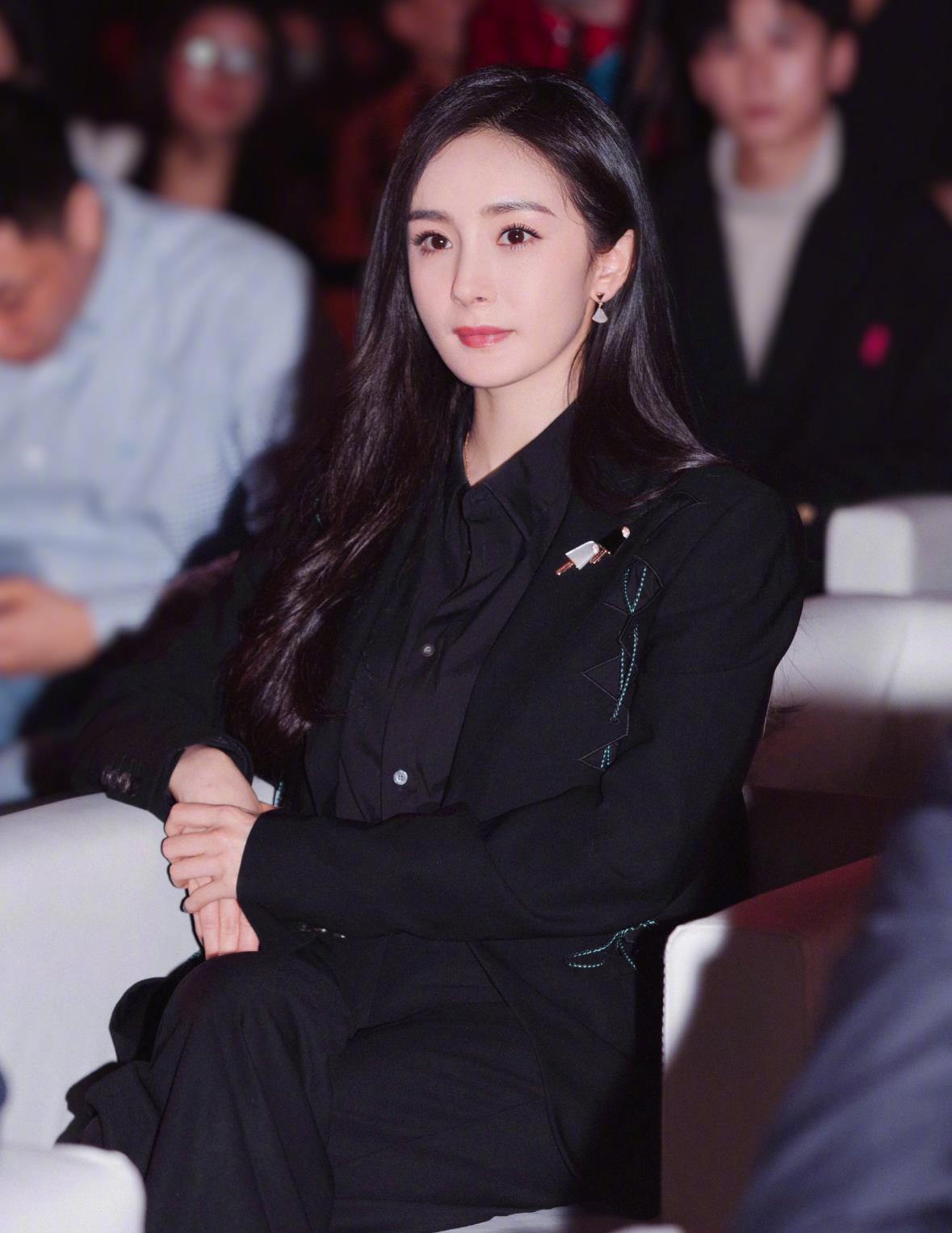 杨幂穿上正装好有气场,身穿黑色西装配黑色衬衫,简约又高级