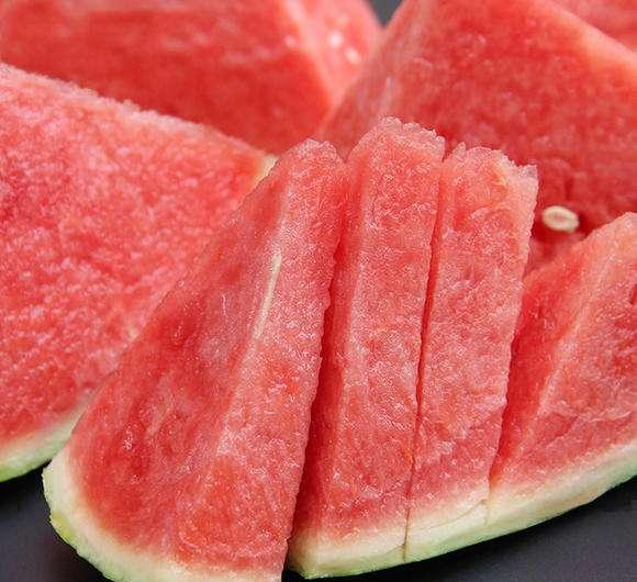 为什么有的西瓜里的籽是白色的，这样的西瓜能吃吗？是催熟的吗？休闲区蓝鸢梦想 - Www.slyday.coM