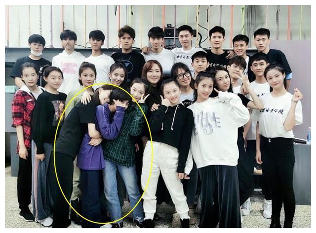 北电20级大合照曝光，张子枫一眼认出，后面两位男生也是老熟人休闲区蓝鸢梦想 - Www.slyday.coM
