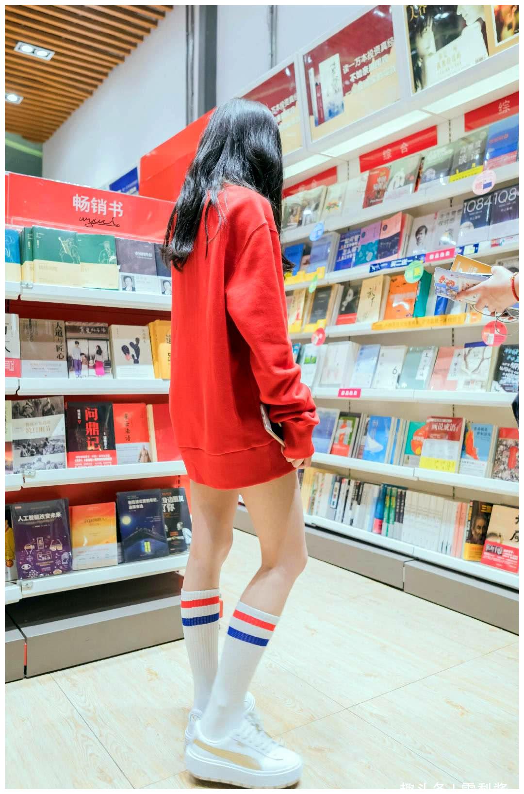 鞠婧祎刚刚下飞机就步入附近的书店 小鞠喜欢看书不是空穴来风