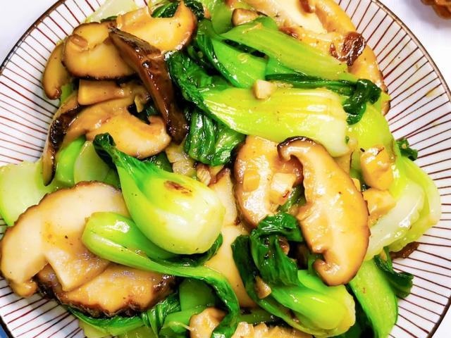 香菇油菜直接下锅炒就错了大厨教我一招青菜翠绿鲜嫩不出水