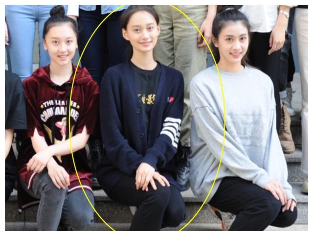 北电20级大合照曝光，张子枫一眼认出，后面两位男生也是老熟人休闲区蓝鸢梦想 - Www.slyday.coM