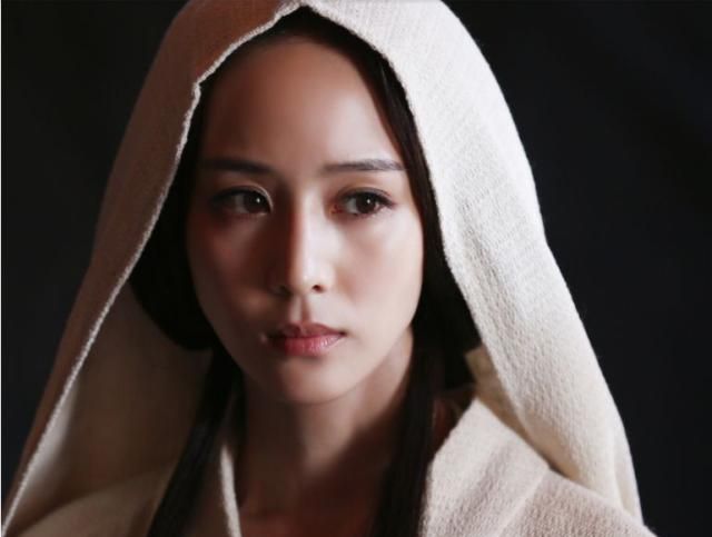 2002年,张钧甯参演个人出道作品《流星花园Ⅱ》别名 阿甯,钧小甯,丁