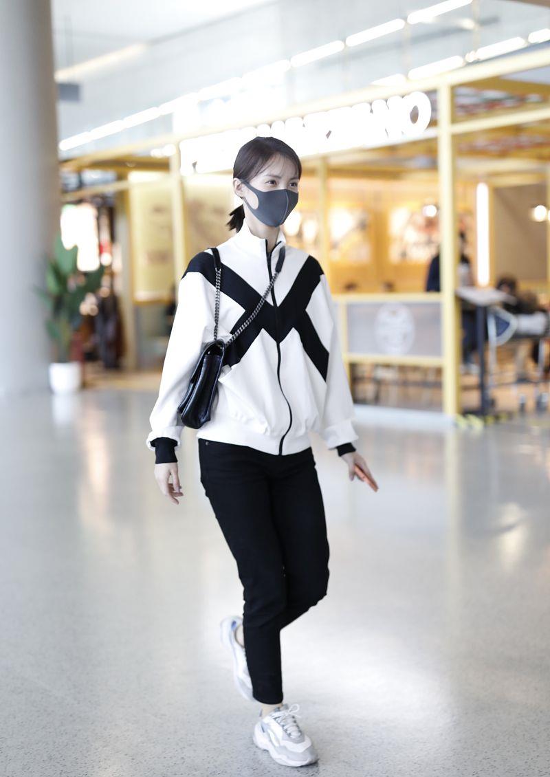 金晨否认恋情后首现身一身黑白运动装简约低调身材比例依旧好