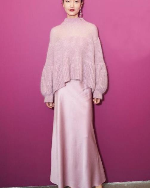 5/ 6总而言之,肤色越是暗黄,就越适合那种柔柔,淡淡的粉色,而肤色白得