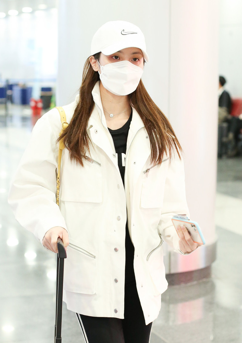 赖雨蒙气质真好,白色工装外套更酷更美,不愧是"苏