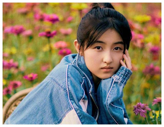 北电20级大合照曝光，张子枫一眼认出，后面两位男生也是老熟人休闲区蓝鸢梦想 - Www.slyday.coM