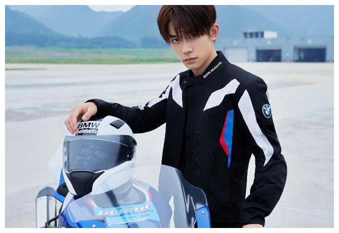 易烊千玺单手开车看清打方向盘的动作总算知道为啥驾照一遍过