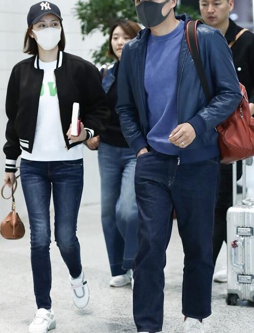 关悦佟大为夫妻合体走机场穿衣默契太奇妙低调却透露着高级感