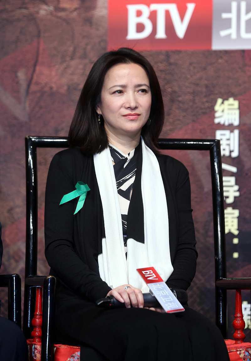 57岁何晴五官真实自然,黑发淡妆穿简约装,奶奶年纪更显成熟范