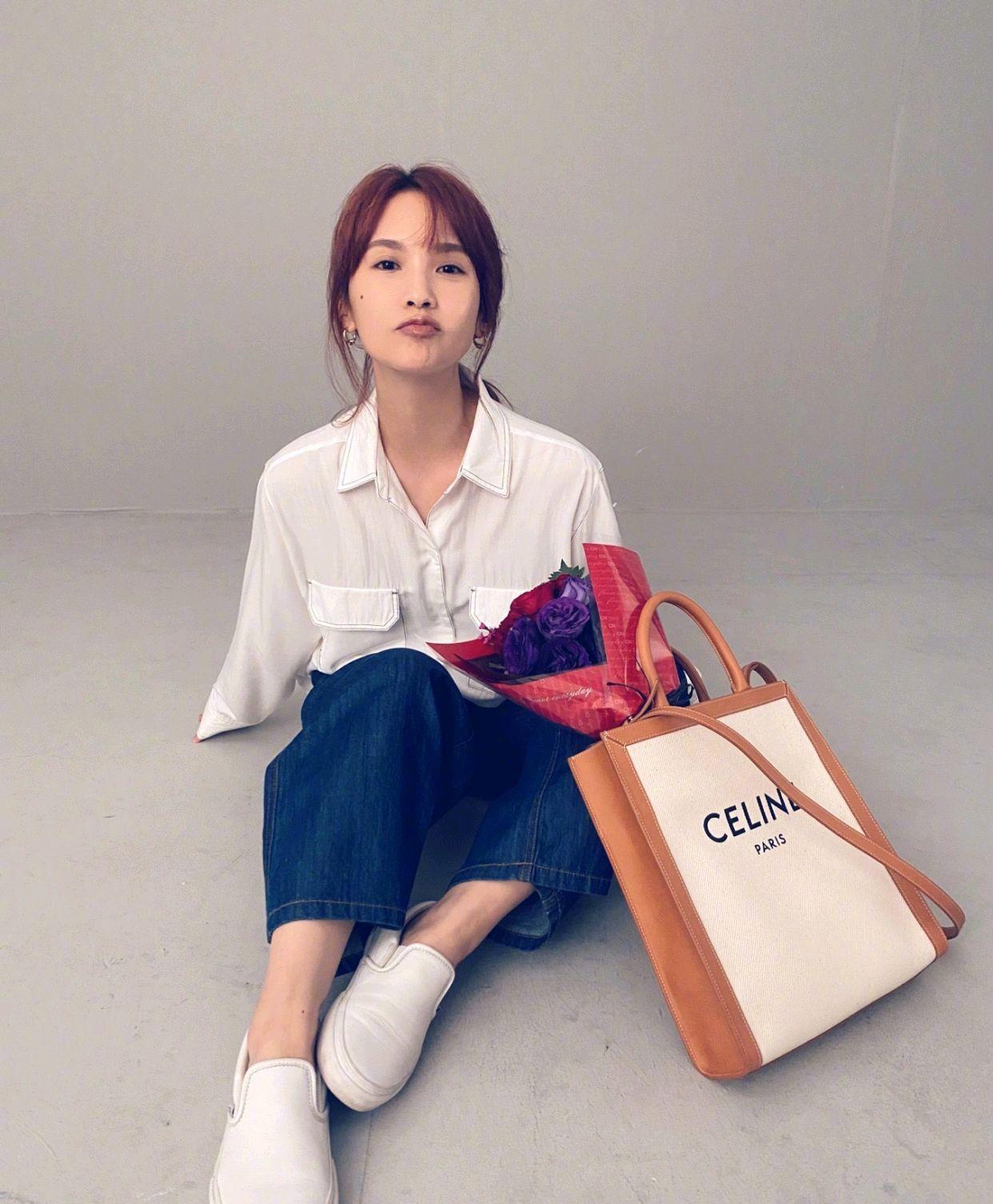 杨丞琳的男友风穿搭穿黑西装再用橙色挎包点缀帅气又时髦