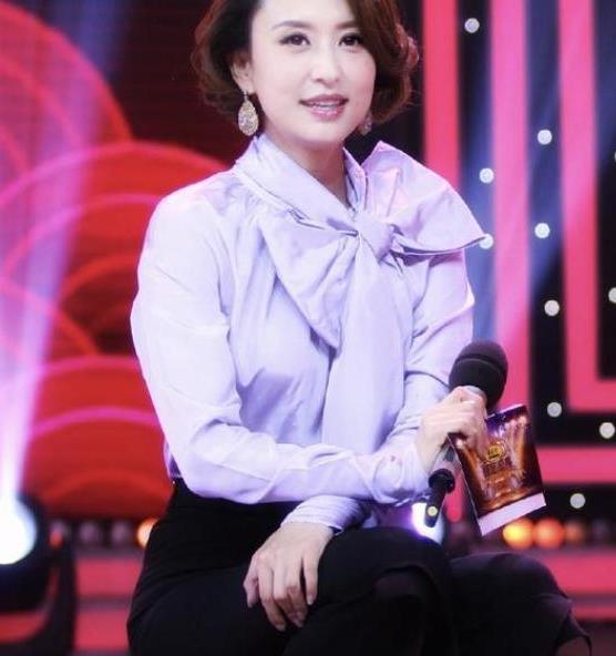 张蕾颠覆了我对她的固有印象蝴蝶结衬衫配开叉裤优雅不失俏皮