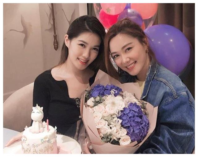 汤镇宗一家为33岁长女庆生,57岁妻子美貌出众,2个女儿长相随妈