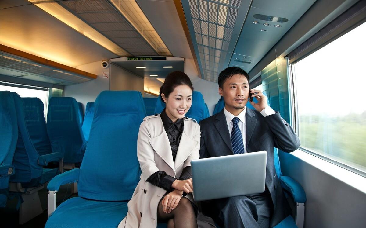 男女同事出差同住一间房合适吗这两个女人的话很真实