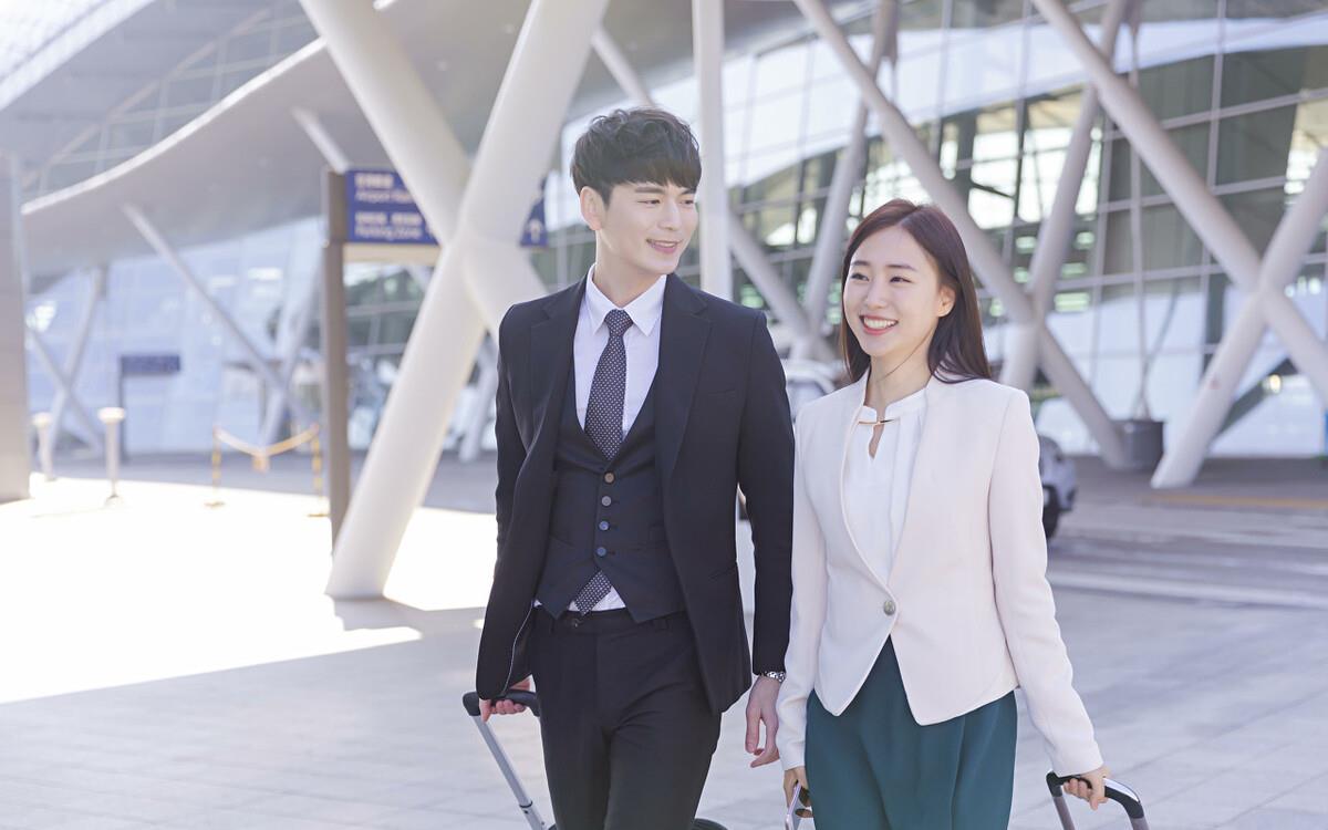 男女同事出差同住一间房合适吗这两个女人的话很真实