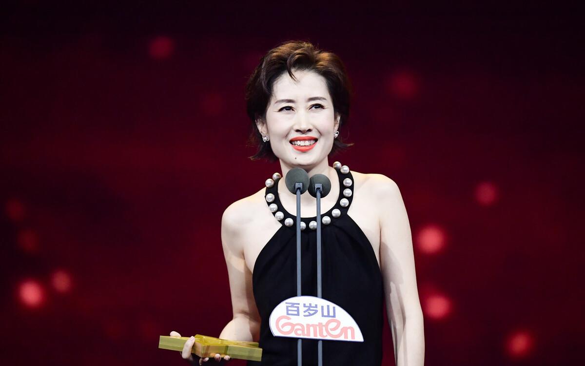 刘敏涛穿黑色挂脖裙秀美背身形高挑而纤瘦44岁美得出众