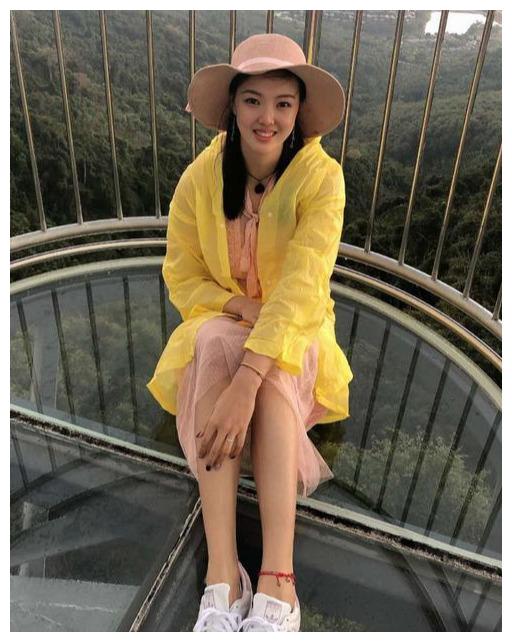 张常宁穿粉色裙子坐飞天秋千,过玻璃栈道,笑靥如花,大长腿吸睛|张常宁