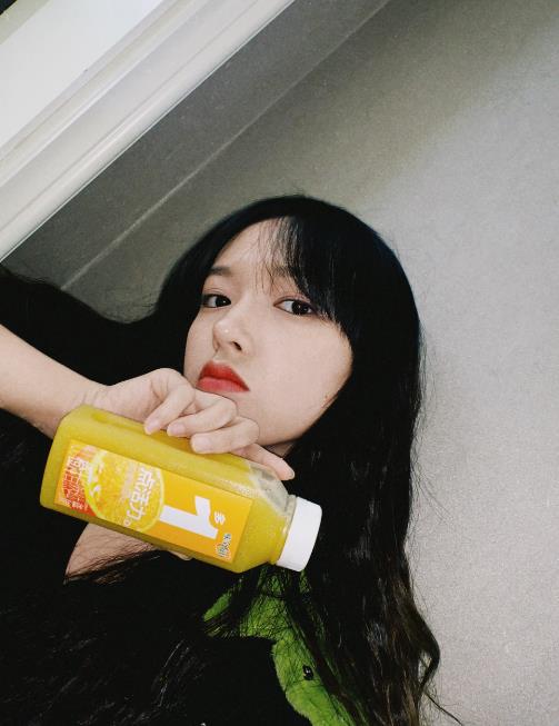 喝饮料也要自拍程潇自恋果然太真实角度才是重点
