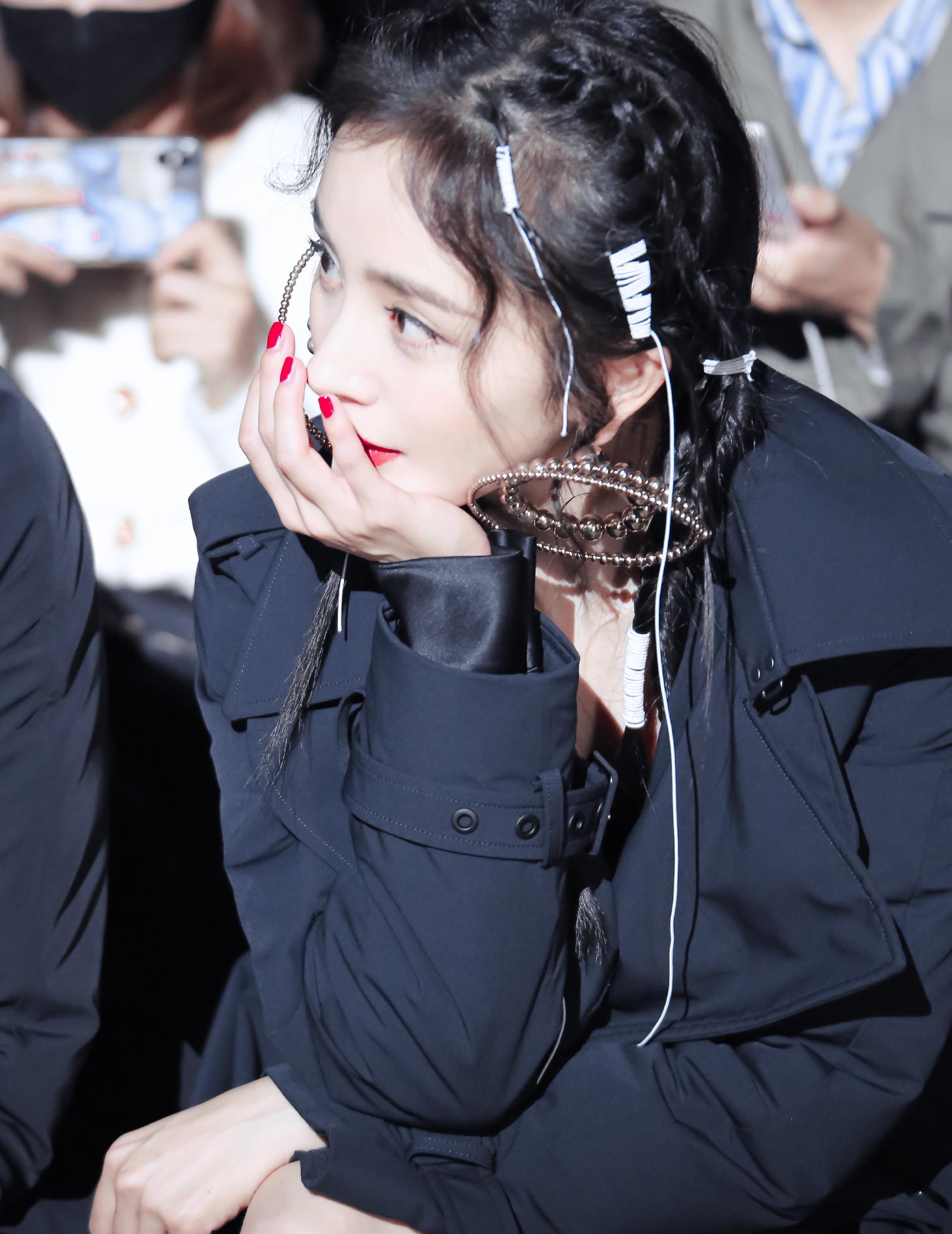 杨幂出席活动,身穿黑色风衣,佩戴超大金珠耳环,前卫时尚