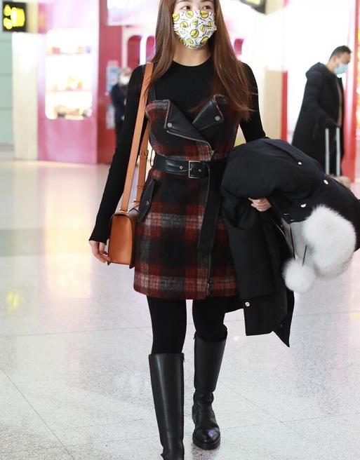 张含韵看不出是89年的,一身减龄打扮走机场,以为她是大学生呢