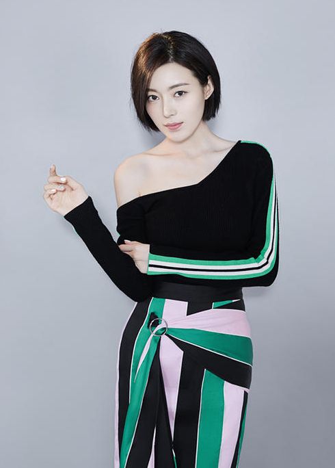 何美璇:完美女神的典范,软萌迷妹展现优雅一面