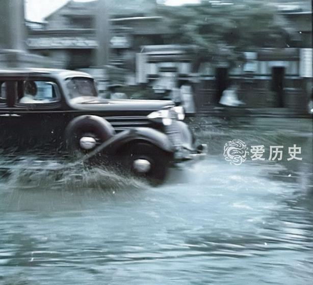 1939年北京城里水淹长安街 有钱人雇人推车 孩子们街上游泳|民国|长安街|有车_新浪新闻